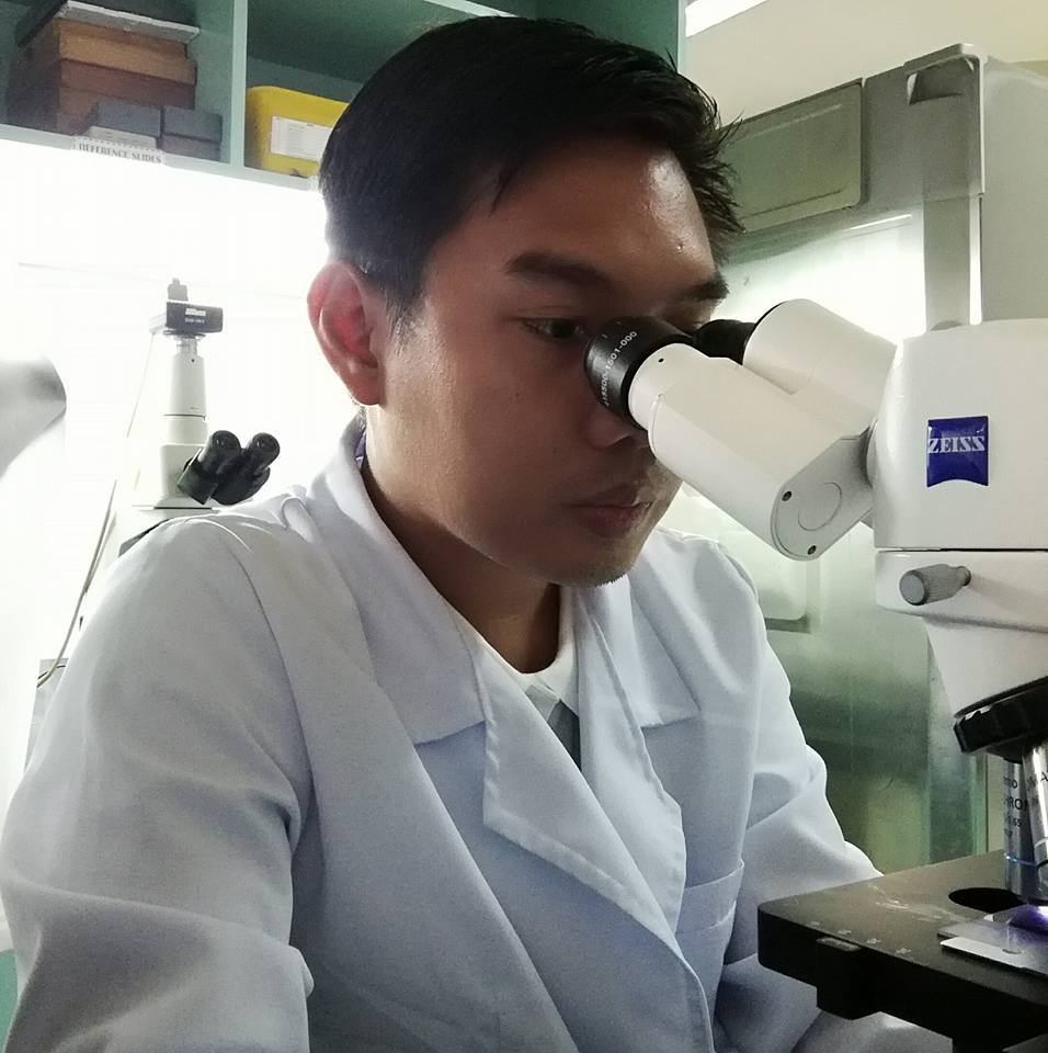 Jolas reading slides on a Zeiss microscope